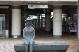 上越写真上越市直江津JR直江津駅北口にある麦わら帽子の少女のオブジェ