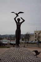 新潟県上越市JR直江津駅北口広場にある銅像オブジェの写真