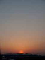 新潟県上越市北諏訪小学校付近から見た夕日の写真
