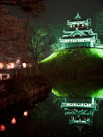 新潟県上越市の観桜会ライトアップの高田城の写真