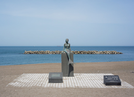 新潟県上越市大潟区の鵜の浜海水浴場入り口の人形像の写真