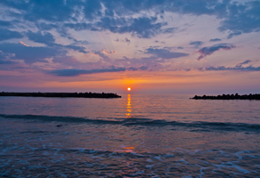 上越写真上越市直江津船波公園の砂浜から見た夕陽サンセット