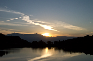 上越写真清里区坊ヶ池でみた山に沈む夕陽の写真