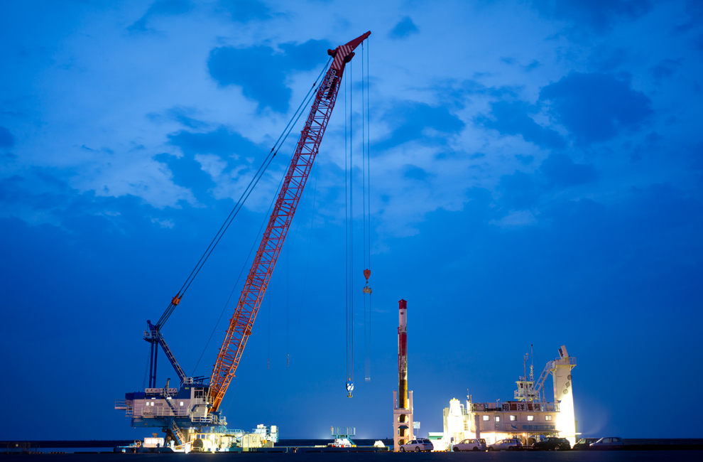 上越市直江津港にある東亜建設工業の巨大クレーンの写真