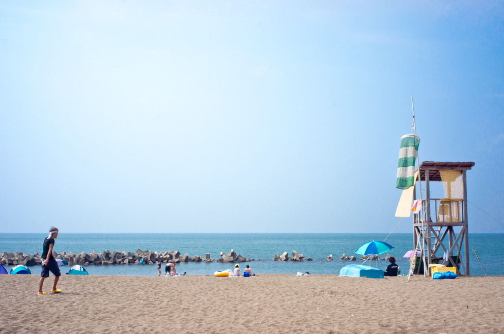 上越市柿崎区柿崎海水浴場の夏のビーチ模様の写真