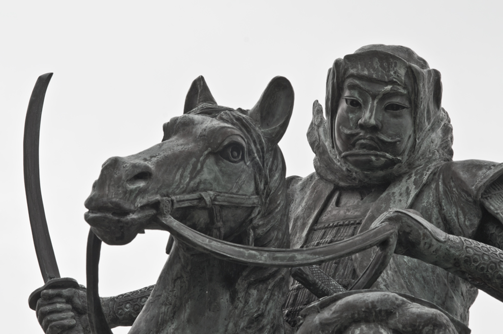 上越市埋蔵文化財センター前にある上杉謙信公像の写真
