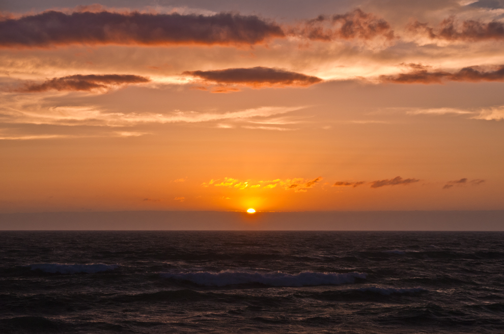 上越市柿崎区直海浜の雲に沈む夕陽サンセットの写真