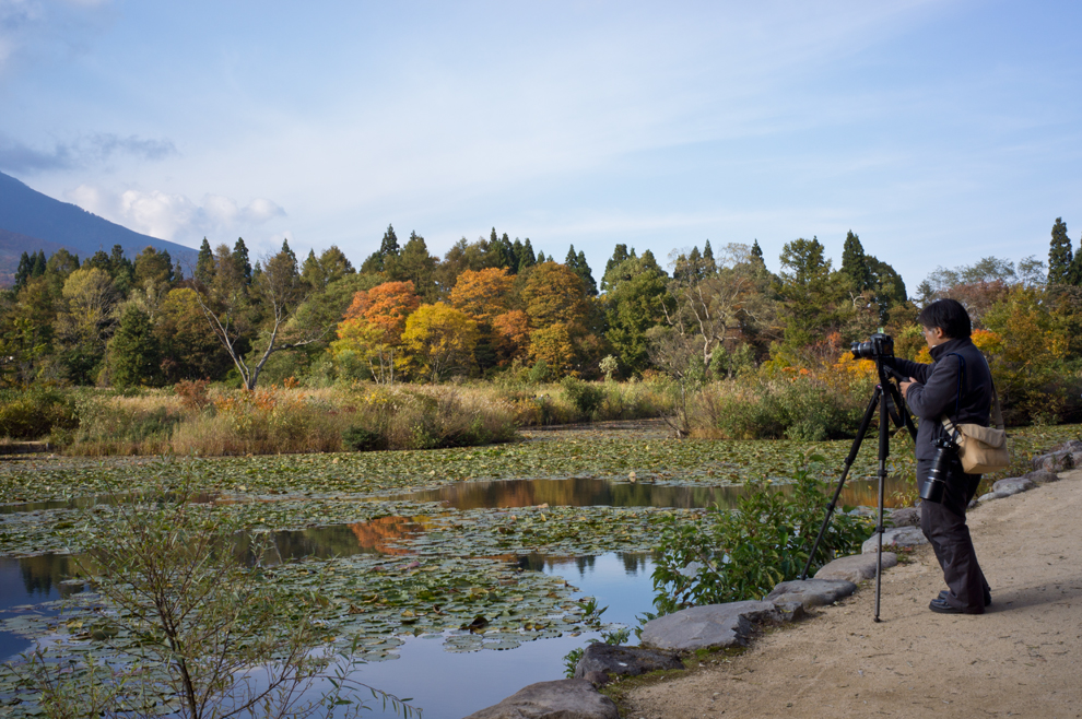 上越写真妙高市妙高高原関川池の平温泉にあるいもり池の紅葉とカメラマン