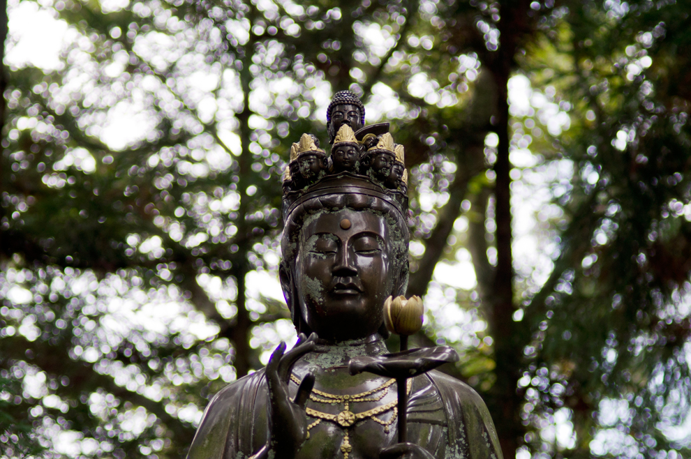上越写真糸魚川市月不見の池にあるぼけ封じ十一面観音菩薩像
