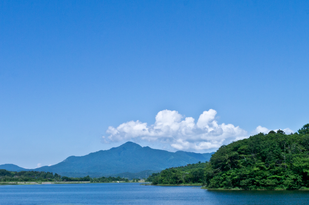 上越写真吉川区長峰池から見る米山