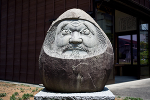 上越写真新潟県上越市高田寺町太岩寺にある達磨の石像トトロ