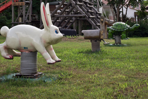 上越写真安塚区にあったウサギとカメとロバの乗り物オブジェ