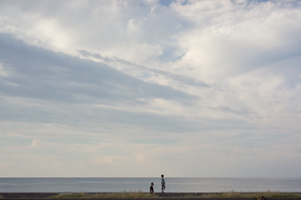 上越写真糸魚川市マリンドリーム能生で海岸を散歩するカップルと海